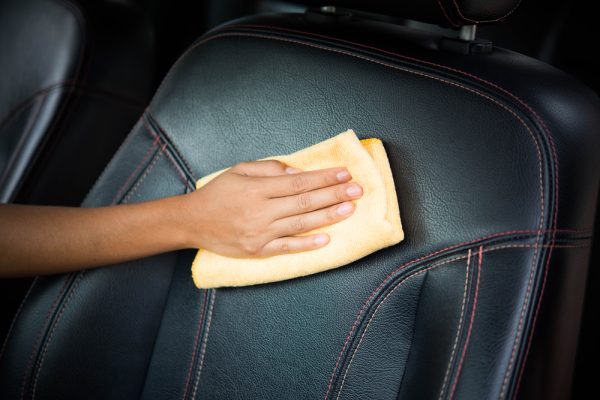 Tips Membersihkan Noda di Kursi Mobil